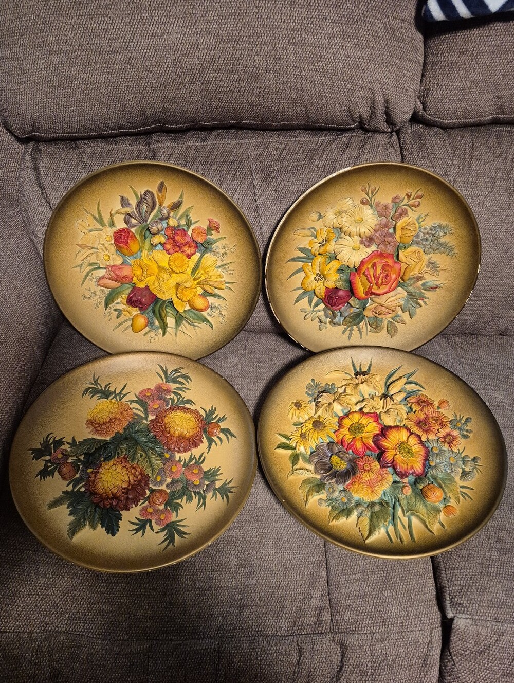 W.H.Bossons 1950s Chalkware Hand Painted Floral Hanging Plates Set Of 4